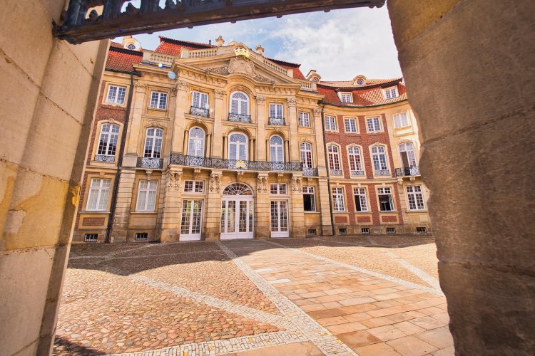 Fasada pałacu w stylu barokowym