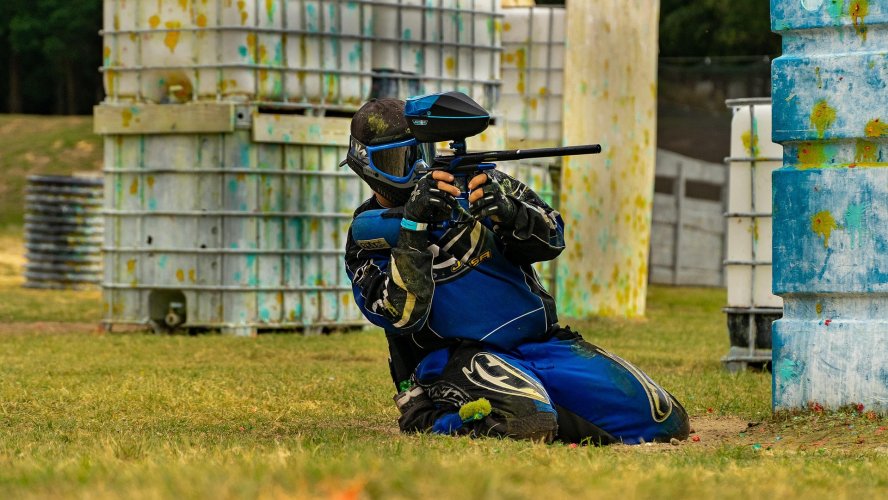 Gracze na polu paintballowym