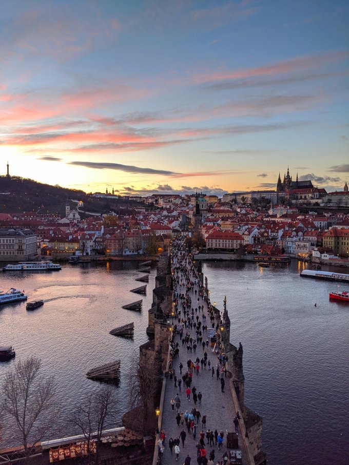 Most i miasto nad rzeką